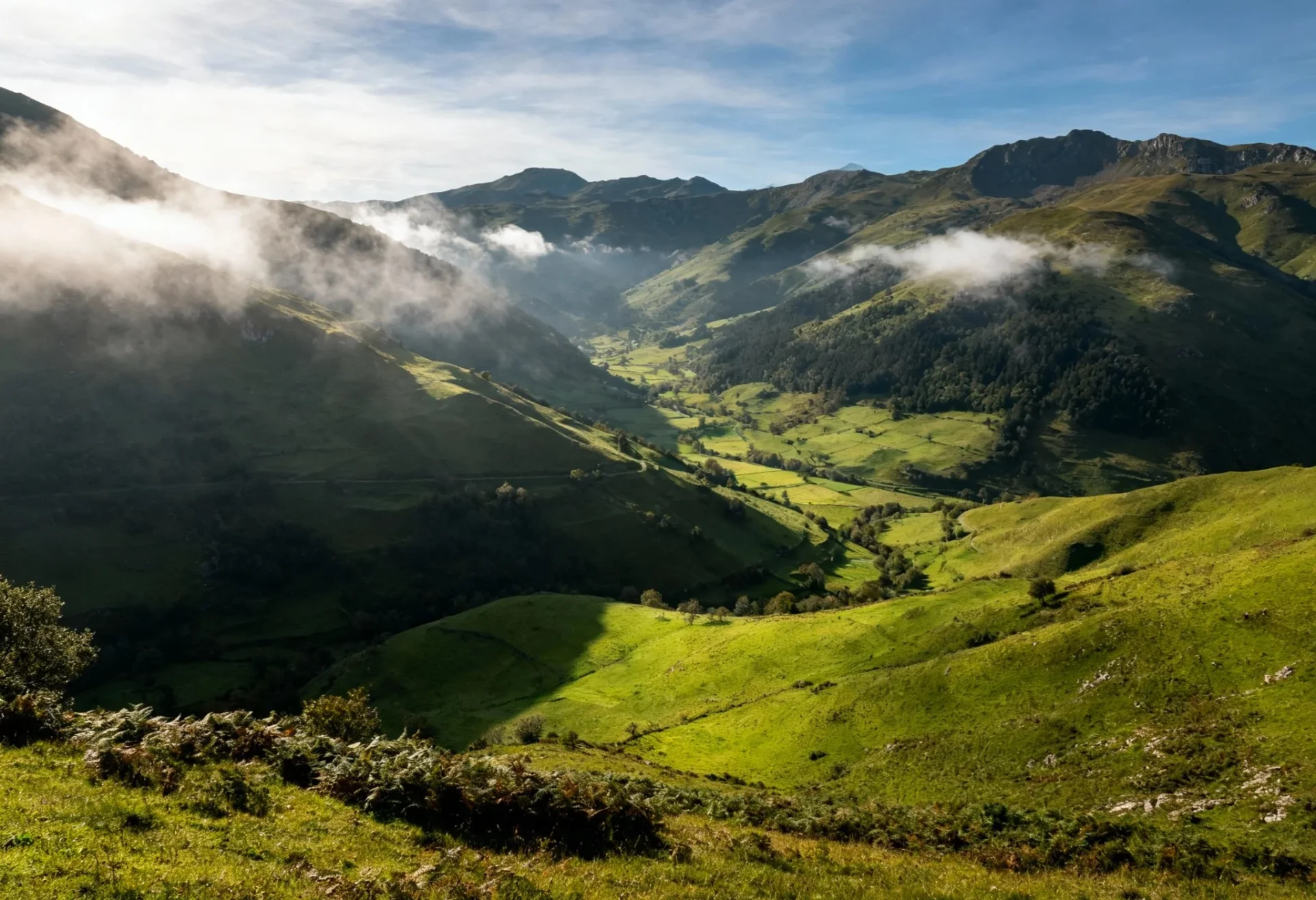 Vistas panorámicas de los Valles Pasiegos desde la cabaña